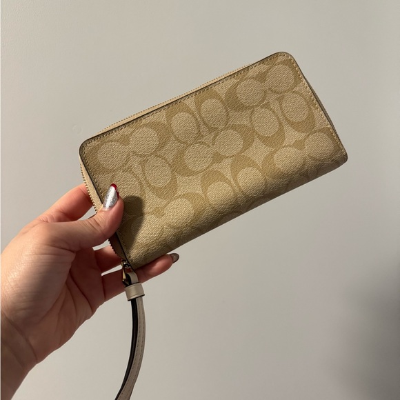 Coach Wallet - Picture 4 of 4